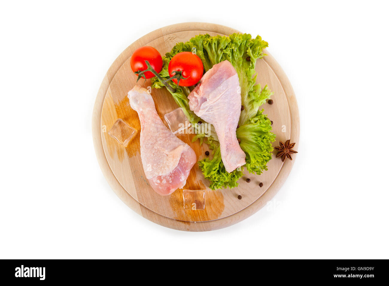 Frische und gefrorene Hähnchenschenkel mit Gemüse Stockfoto