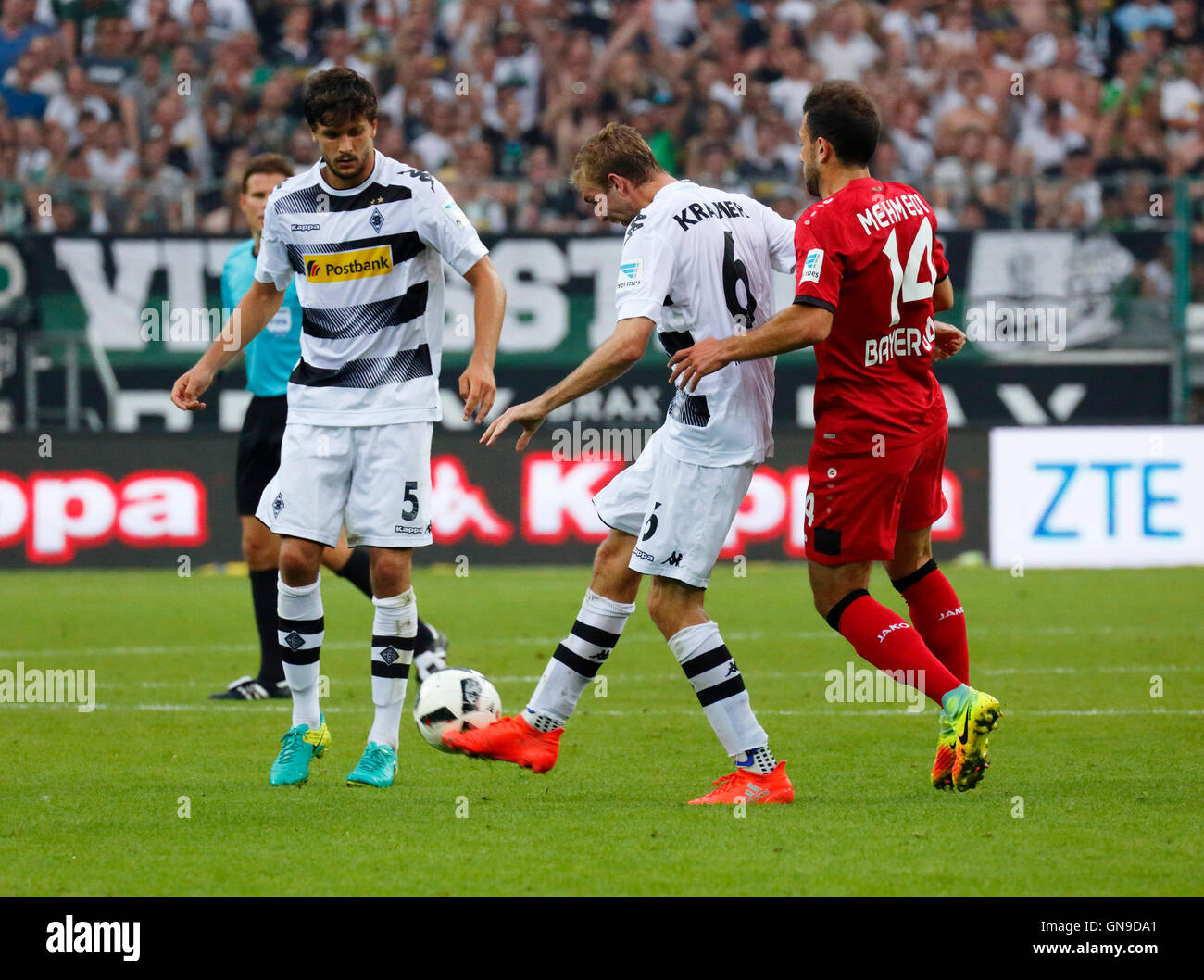 Sport, Fußball, Bundesliga, 2016/2017, Borussia Moenchengladbach gegen Bayer 04 Leverkusen 2:1, Stadion Borussia-Park, Szene des Spiels, v.l.n.r.: Tobias Strobl (MG), Christoph Kramer (MG), Admir Mehmedi (Bayer) Stockfoto
