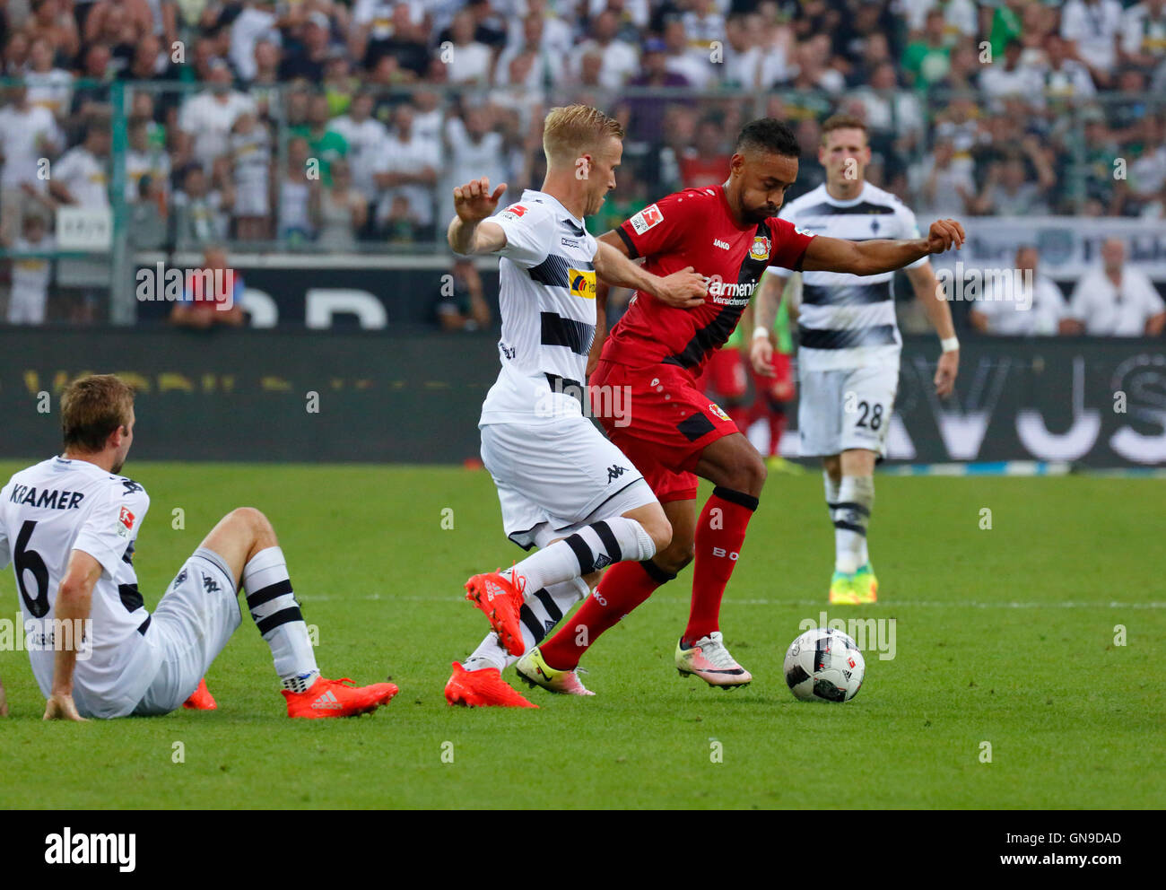 Sport, Fußball, Bundesliga, 2016/2017, Borussia Mönchengladbach gegen Bayer 04 Leverkusen 2:1, Stadion Borussia-Park, Szene des Spiels, v.l.n.r.: Christoph Kramer (MG), Oscar Wendt (MG), Karim Bellarabi (Bayer), Andre Hahn (MG) Stockfoto