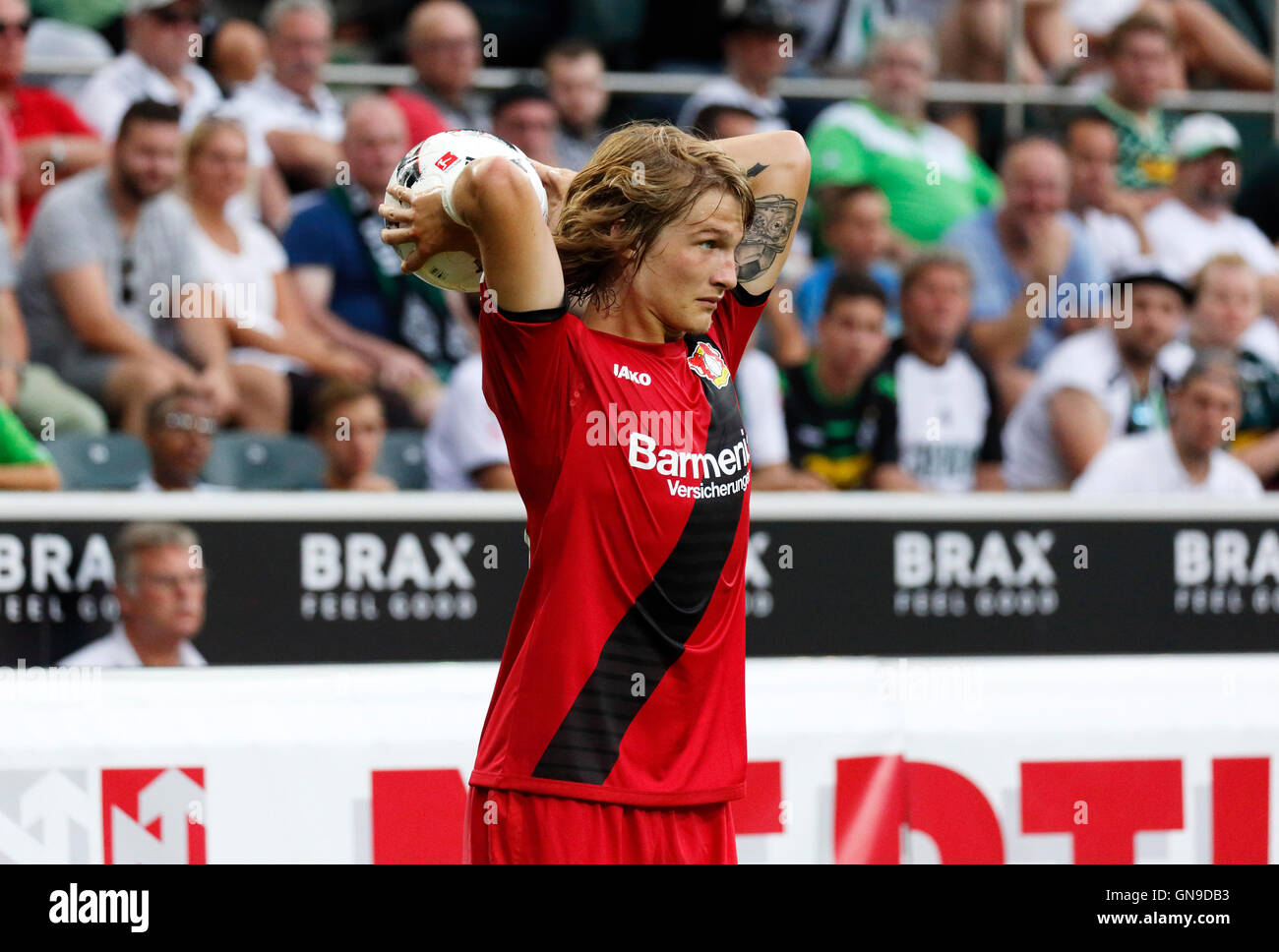 Sport, Fußball, Bundesliga, 2016/2017, Borussia Moenchengladbach gegen Bayer 04 Leverkusen 2:1, Borussia-Park-Stadion, Szene des Spiels, Einwurf von Tin WechselTin (Bayer) Stockfoto