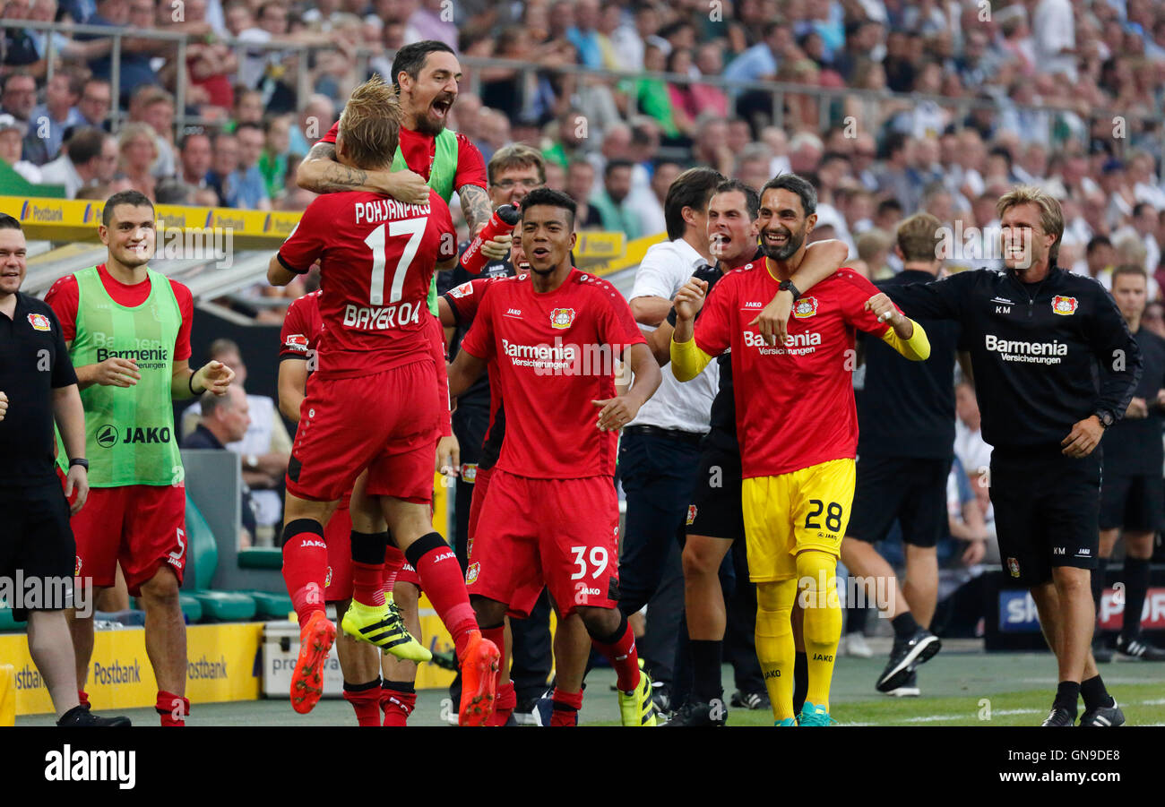 Sport Fussball Bundesliga 2016 2017 Borussia Moenchengladbach Gegen Bayer 04 Leverkusen 2 1 Borussia Park Stadion Stand By Spieler Und Helfer Von Leverkusen Jubel Bei Der 1 1 Ausgleichstreffer Ziel Von Torschutze Joel Pohjanpalo Bayer