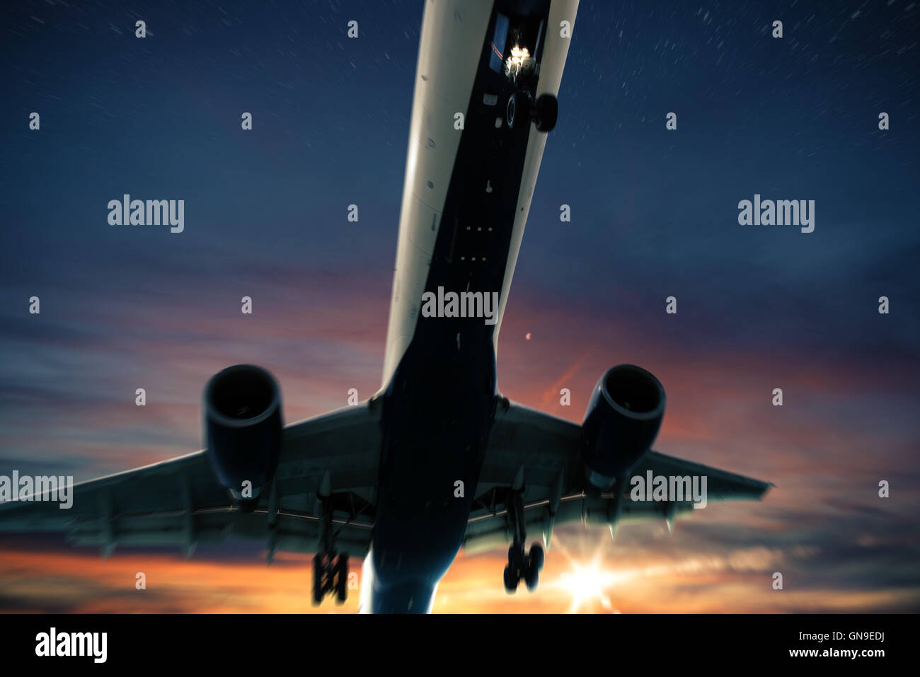 Flugzeug-Flug bei Sonnenuntergang Stockfoto