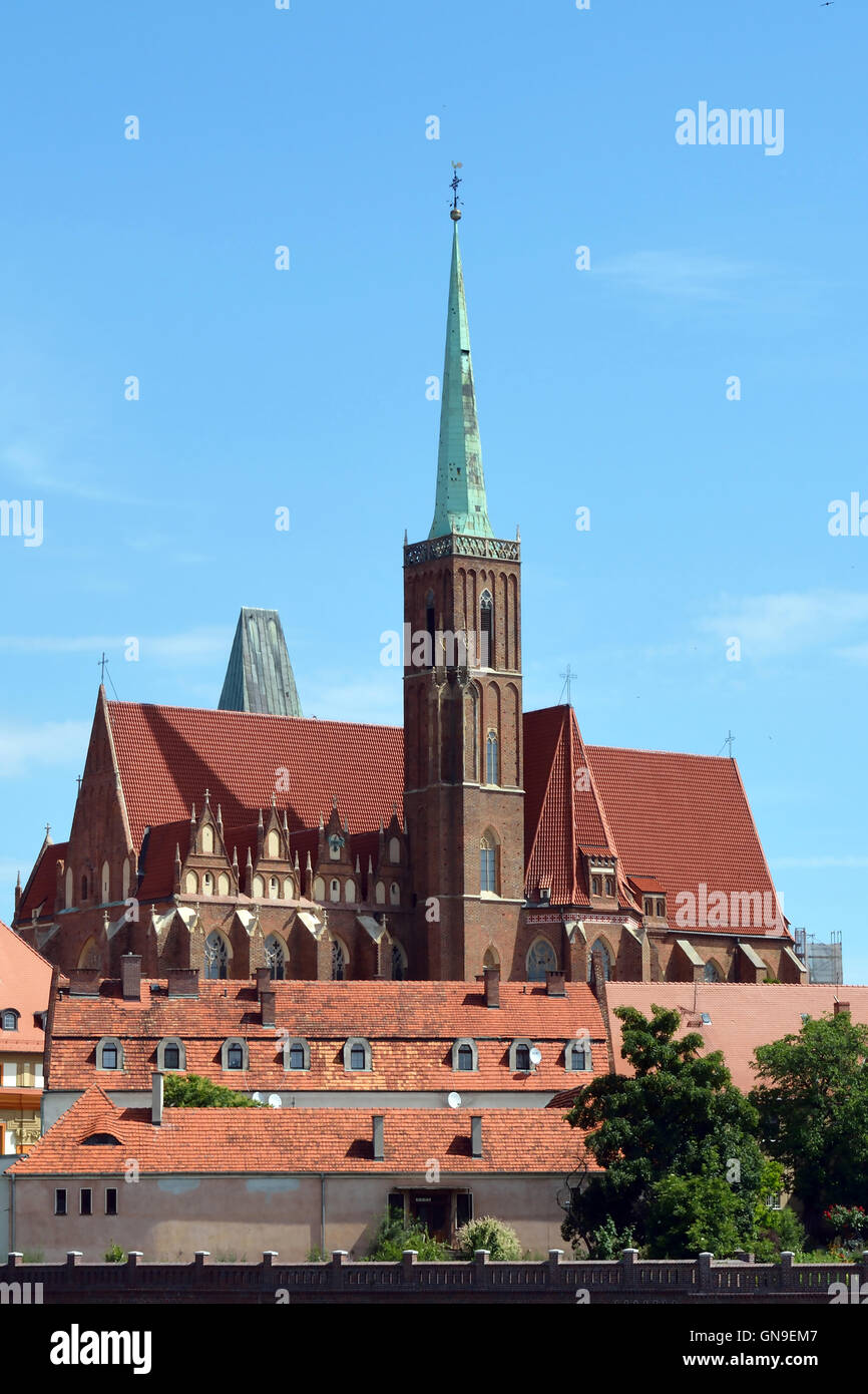 Blick über die Odra, die Dominsel mit der Heiligen Jungfrau Maria Kirche von Wroclaw in Polen. Stockfoto