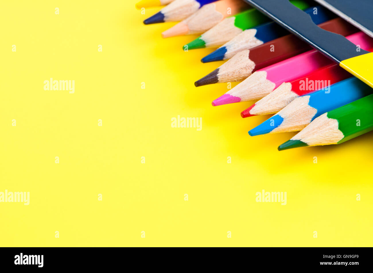 Bleistifte auf gelbem Hintergrund. Stockfoto