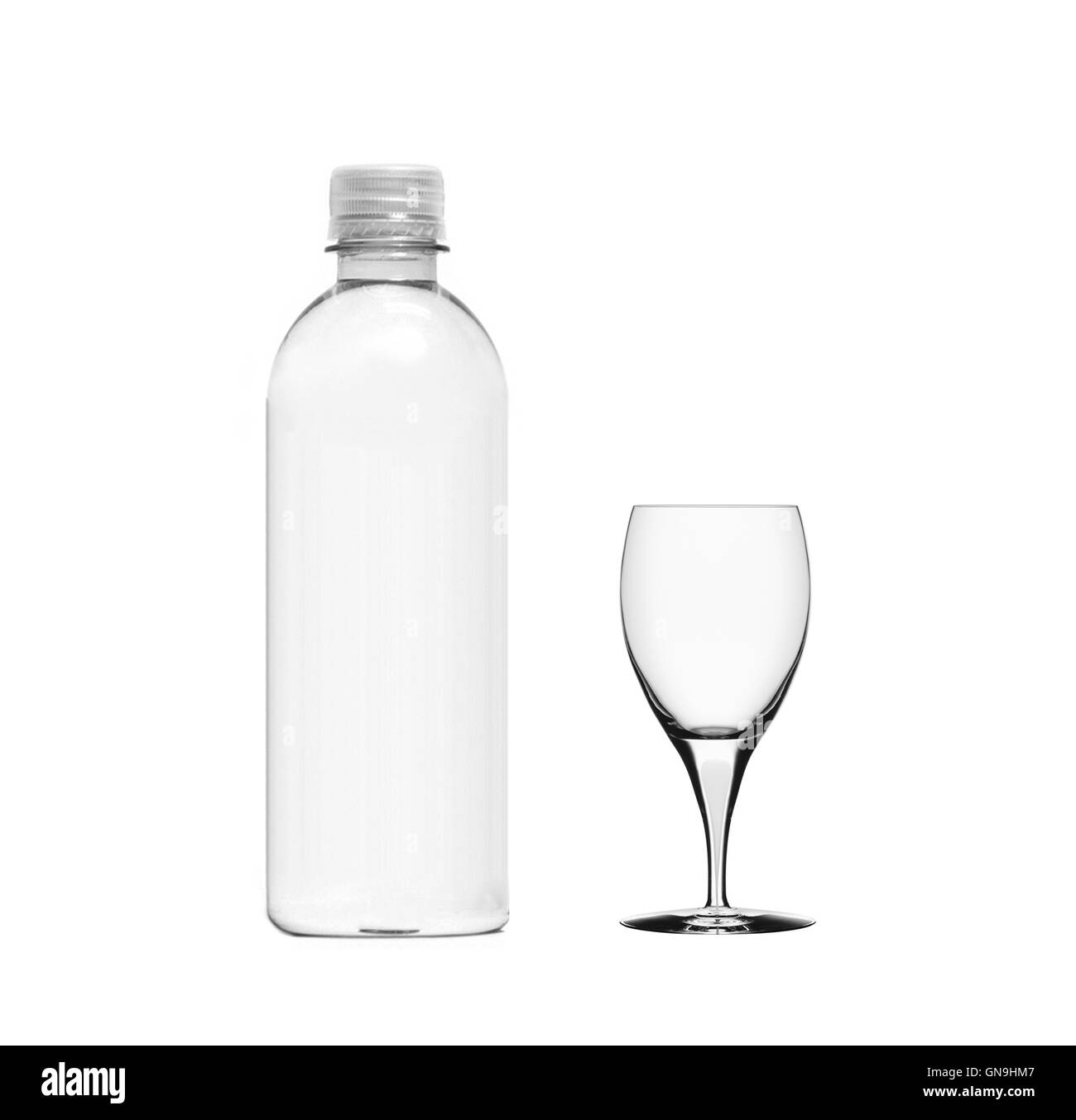 Kunststoff-Flasche und leeres Glas Stockfoto