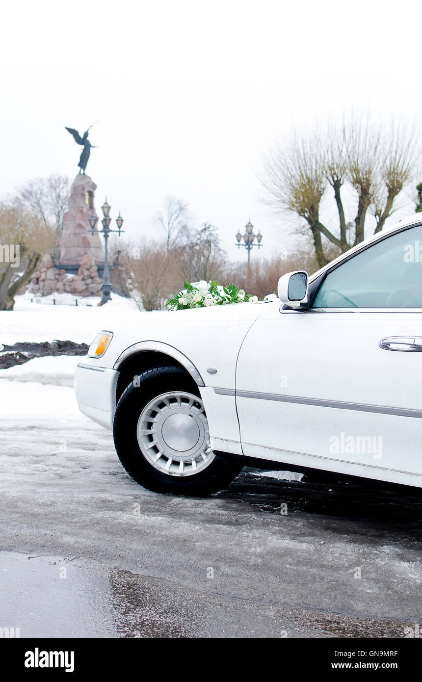 Teil des weißen Limousine, Hochzeit Auto mit Blumen. Stockfoto