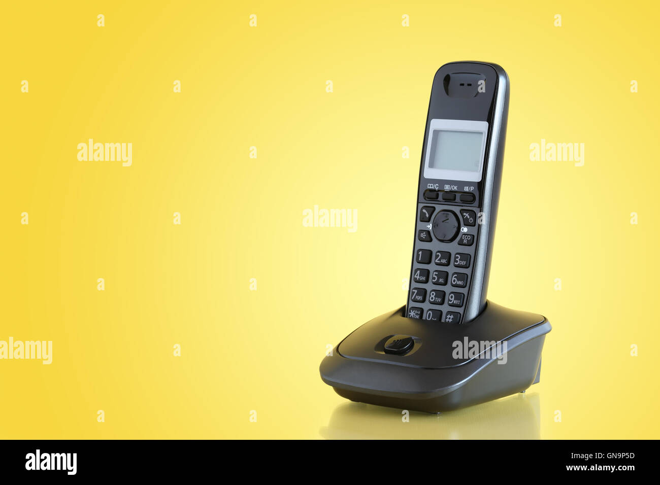 Telefon auf gelb Stockfoto