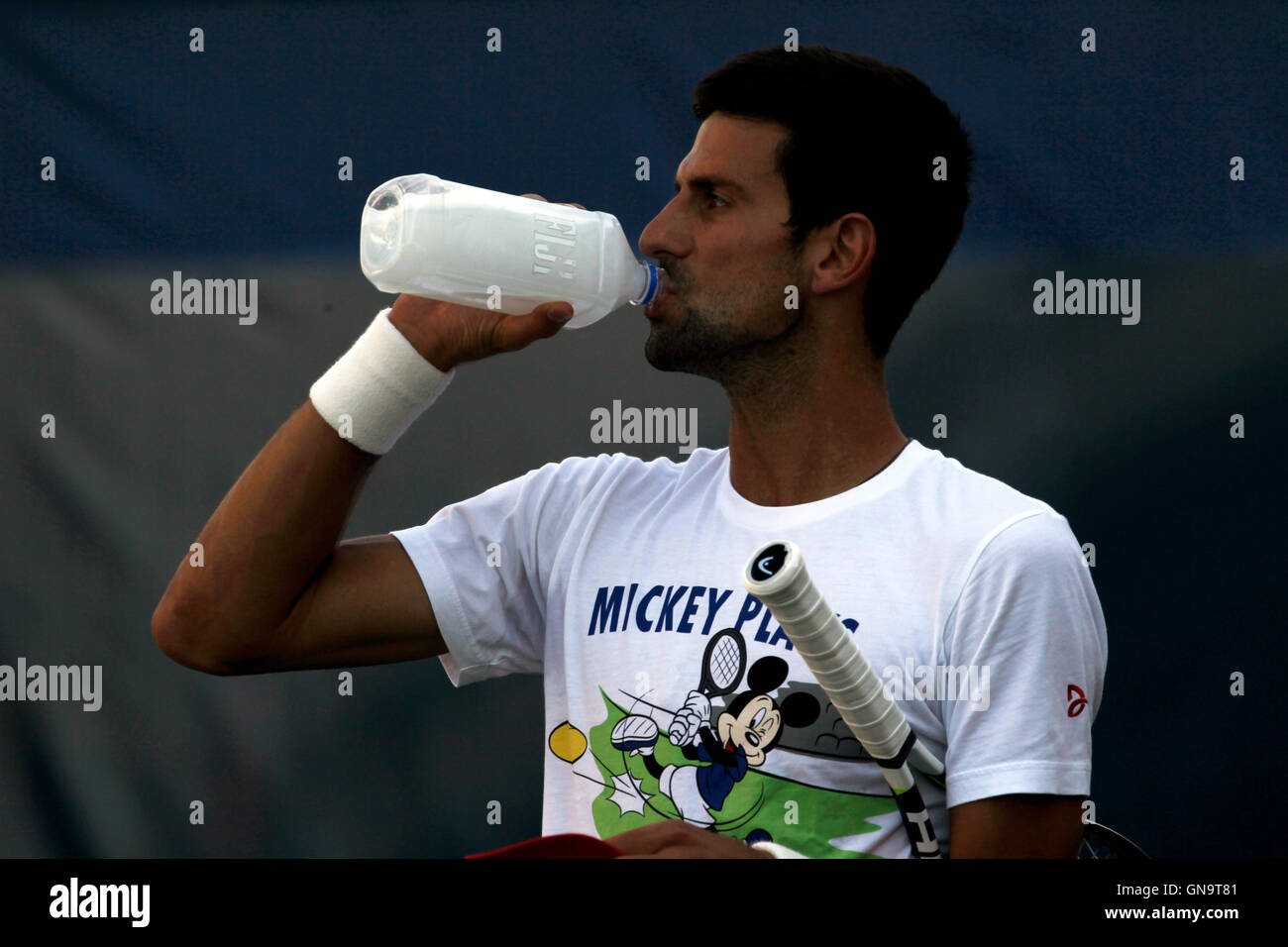 New York, Vereinigte Staaten von Amerika. 28. August 2016. Novak Djokovic Sonntag, 28. August, während einer Übung auf dem National Tennis Center in Flushing Meadows, New York. Djokovic übte für die US Open Tennis Championships, die am Montag, den 29. August beginnen. Bildnachweis: Adam Stoltman/Alamy Live-Nachrichten Stockfoto