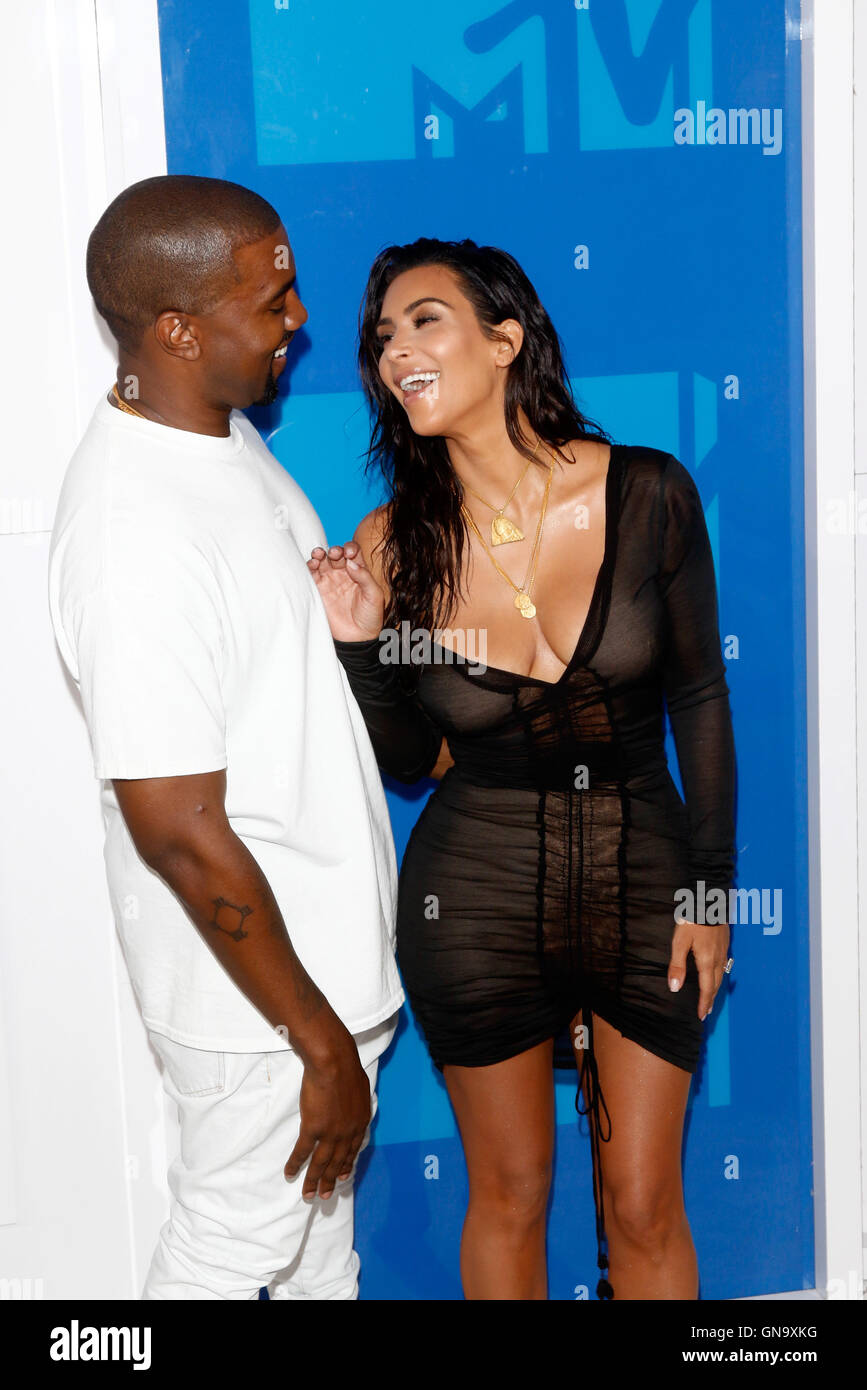 New York, uns. 29. August 2016. Kim Kardashian (r) und Kanye West besuchen Sie den MTV Video Music Awards, VMAs, im Madison Square Garden in New York City, USA, am 28. August 2016. Foto: Hubert Boesl - NO-Draht-SERVICE-/ Dpa/Alamy Live News Stockfoto