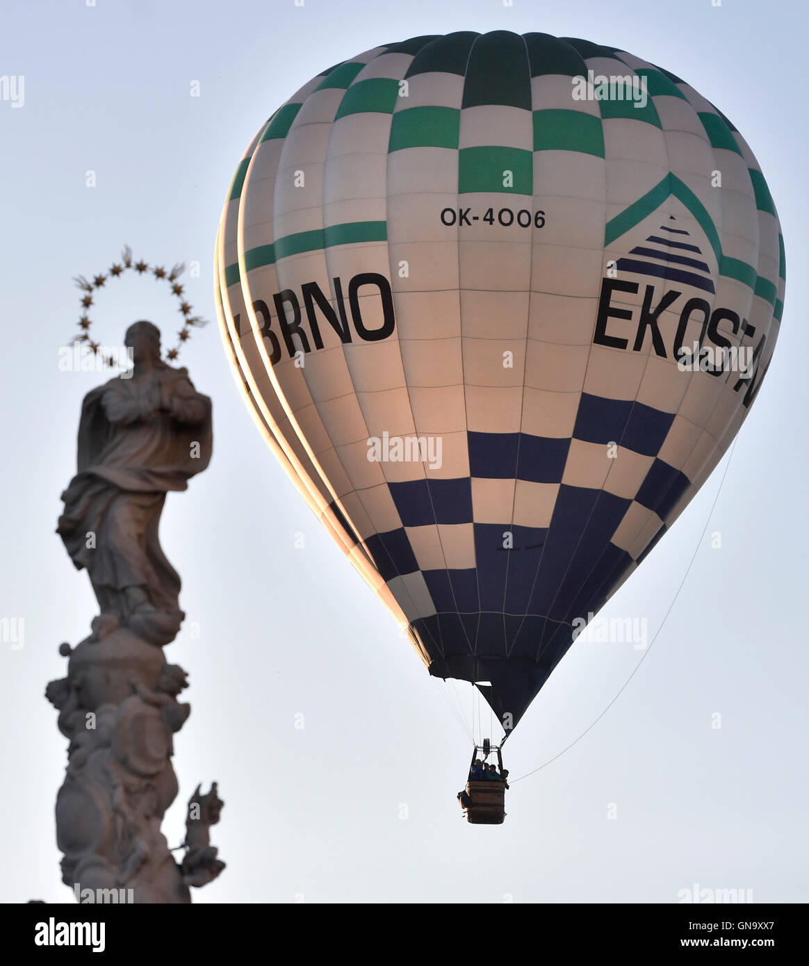 Die Heißluft-Ballon-Sitzung begann in Telc, Tschechische Republik, am Samstag, 27. August 2016. (Foto CTK/Pavlicek Lubos) Stockfoto