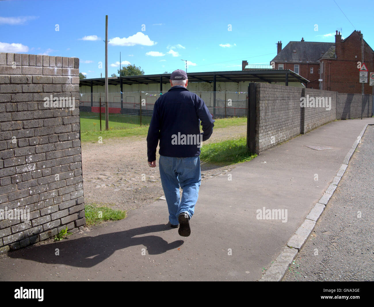 Glasgow, Scotland, UK 29. August 2016. Drumchapel Amateur F.C.privided spielen die bescheidenen Anfänge von Sir Alex Ferguson, David Moyes und Andy Gray noch im Glenhead Park, Duntocher. Einen interessanten Kontrast zu den Stadien studierte sie später in ihrer Karriere an. © Gerard Fähre/Alamy Live-Nachrichten Stockfoto Glasgow, Scotland, UK 29. August 2016. Drumchapel Amateur F.C.privided spielen die bescheidenen Anfänge von Sir Alex Ferguson, David Moyes und Andy Gray noch im Glenhead Park, Duntocher. Einen interessanten Kontrast zu den Stadien studierte sie später in ihrer Karriere an. © Gerard Fähre/Alamy Live-Nachrichten Stockfoto