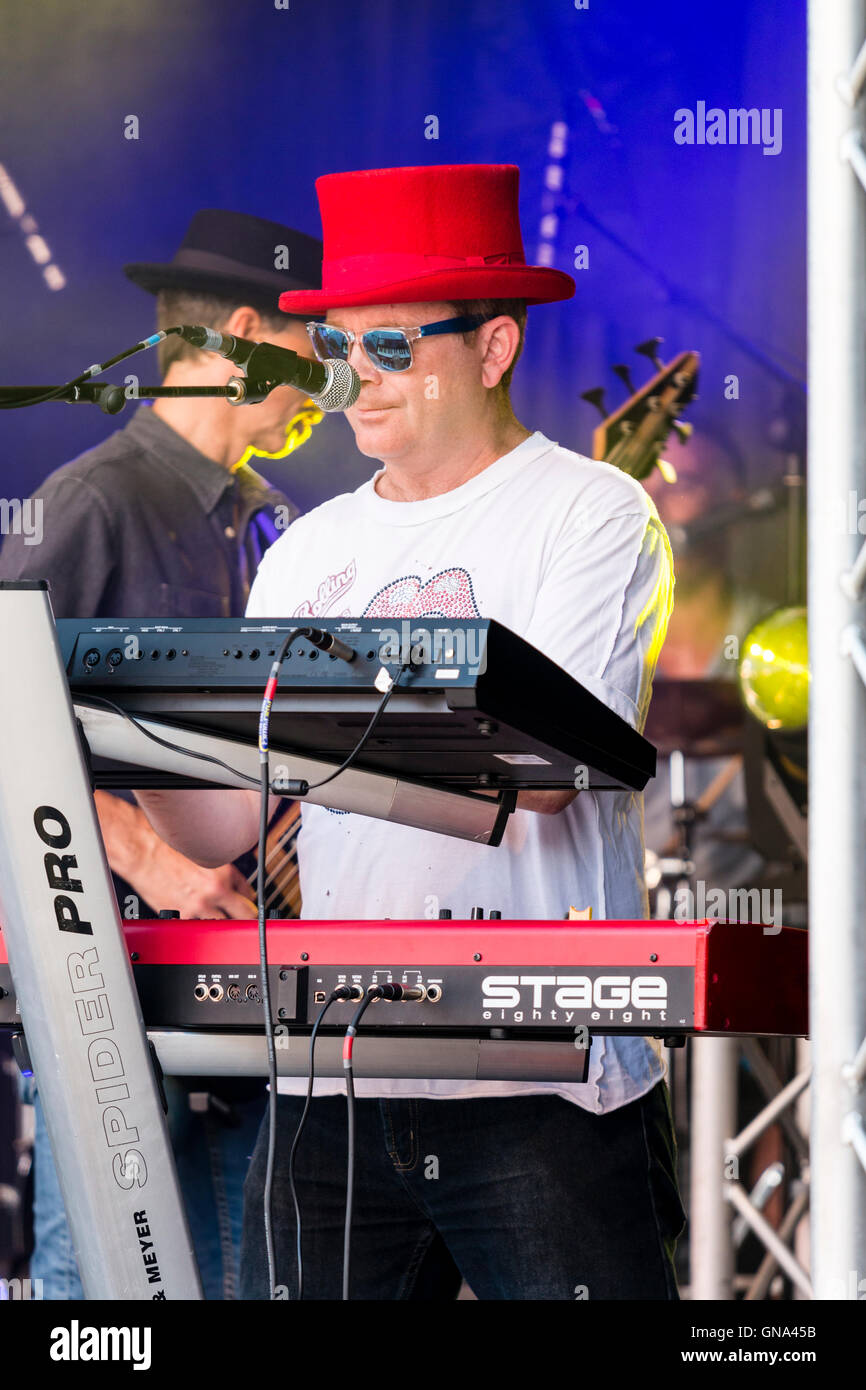 England. Kaukasische Mann, James Calver, das Tragen der roten Hut, Schleifen auf der Bühne spielen Tastaturen bei einem Konzert von Rock Gruppe Absatz 1. Close Up. Stockfoto