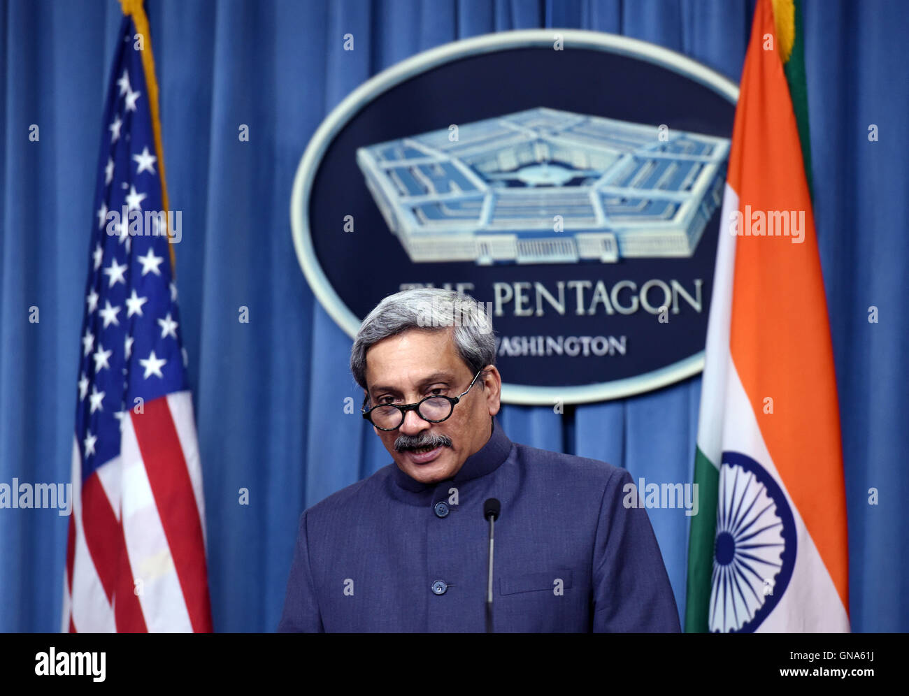 Washington, DC, USA. 29. August 2016. Indische Verteidigungsminister Manohar Parrikar spricht während einer Pressekonferenz mit US-Verteidigungsminister Ash Carter (nicht im Bild) auf das Pentagon in Washington, DC, USA, 29. August 2016. Die Vereinigten Staaten und Indien am Montag unterzeichnet eine Logistik, die es ermöglichen ihre militärischen Kräfte gegenseitig die Grundlagen für die Reparatur und Erneuerung der Ausstattung verwenden. Bildnachweis: Yin Bogu/Xinhua/Alamy Live-Nachrichten Stockfoto