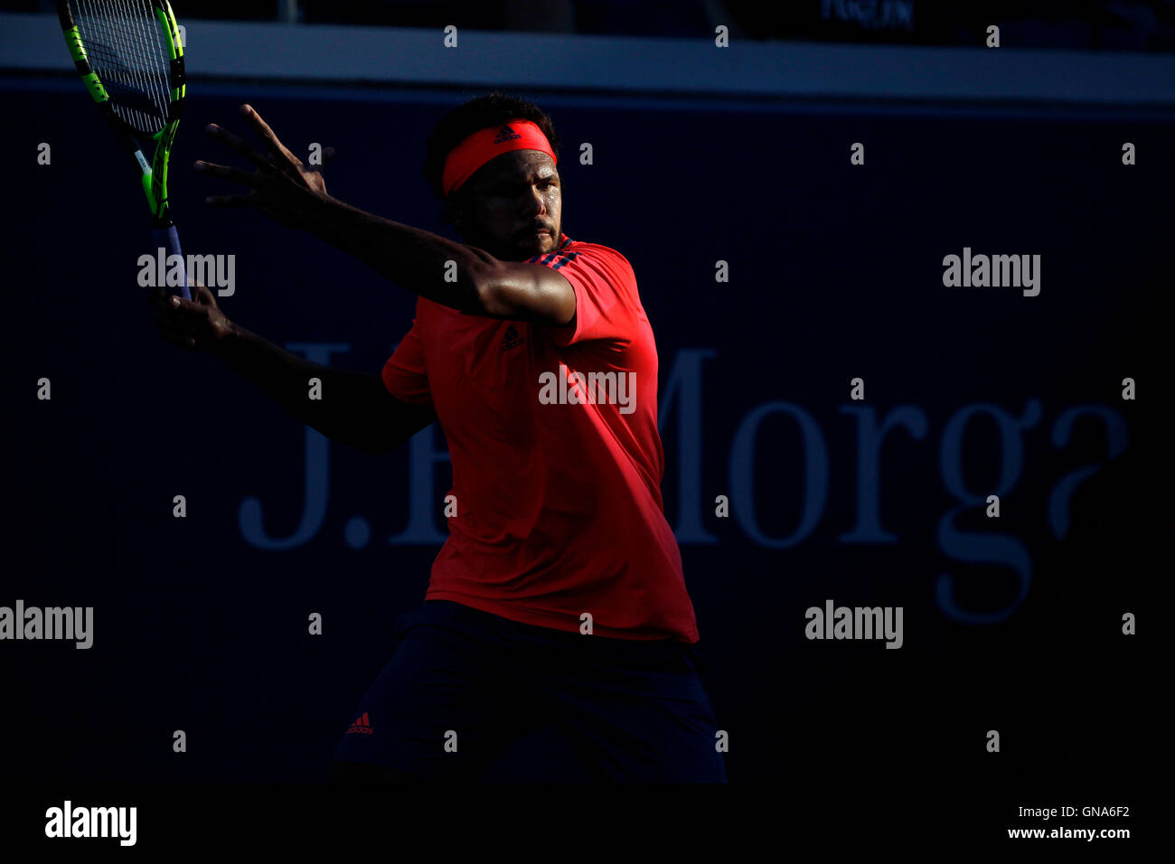 New York, Vereinigte Staaten von Amerika. 29. August 2016. Jo-Wilfried Tsonga von Frankreich während seiner ersten Vorrundenspiel gegen Guido Andreozzi von Argentinien in der ersten Runde bei der Vereinigten Staaten Open Tennis Championships in Flushing Meadows, New York am Montag, den 29. August. Tsonga gewann das Match 6-3, 6-4, 6-4 Credit: Adam Stoltman/Alamy Live News Stockfoto