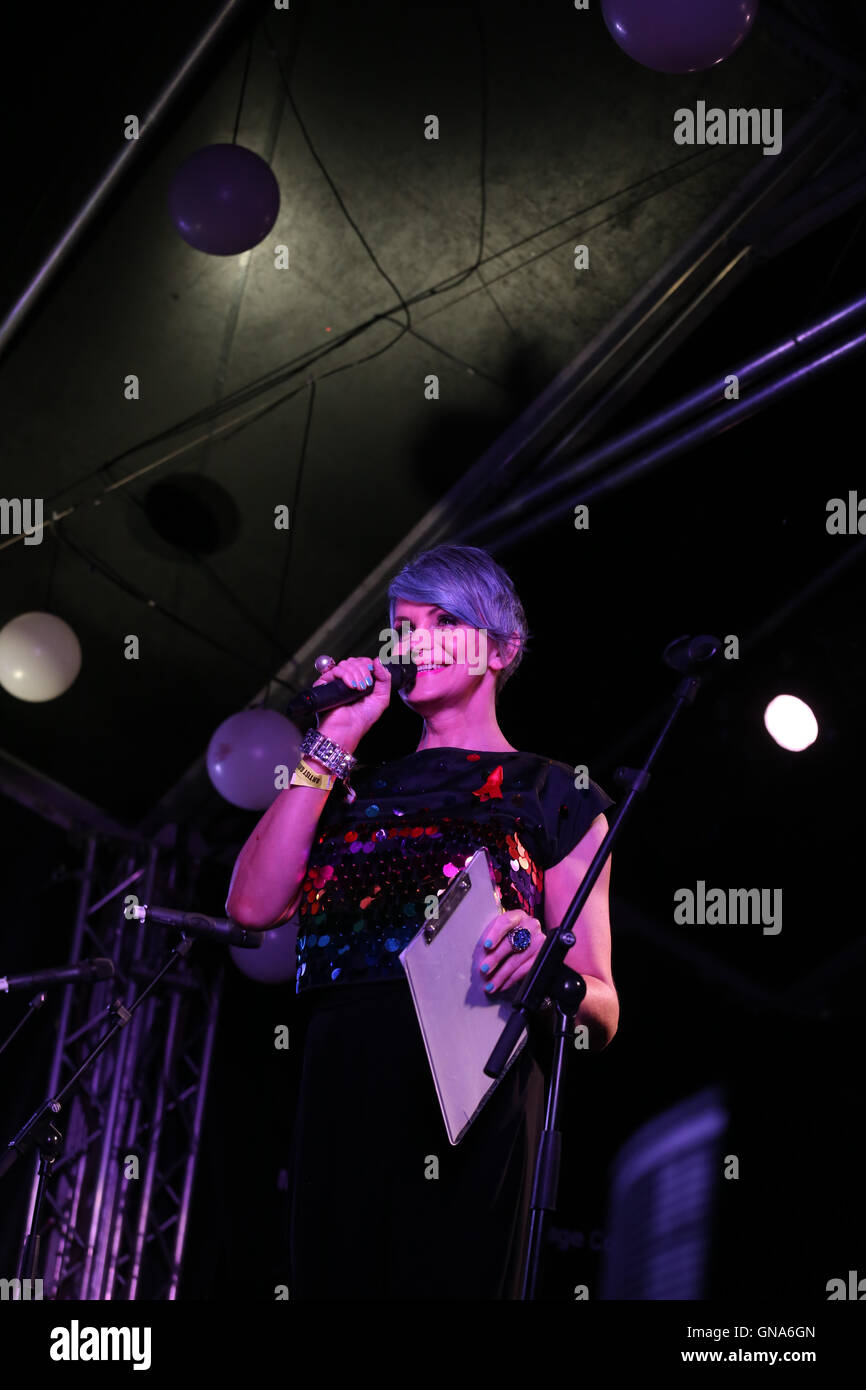 Manchester, UK. 29. August 2016. Transgender-Moderatorin Kate O'Donnell beherbergt das Kerzenlicht-Mahnwache in Manchester, 29. August 2016 Credit: Barbara Koch/Alamy Live News Stockfoto