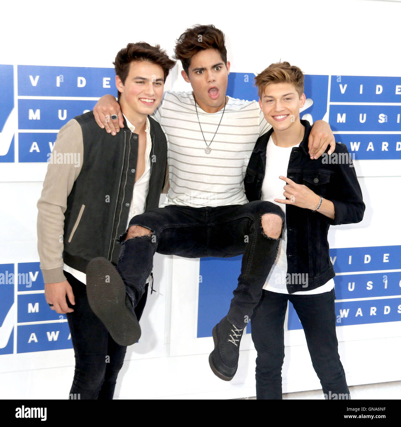 New York, New York, USA. 28. August 2016. LIAM ATTRIDGE, EMERY KELLY und RICKY GARCIA aus FOREVER IN YOUR MIND besuchen die Ankünfte am 2016 MTV Video Music Awards im Madison Square Garden statt. © Nancy Kaszerman/ZUMA Draht/Alamy Live-Nachrichten Stockfoto