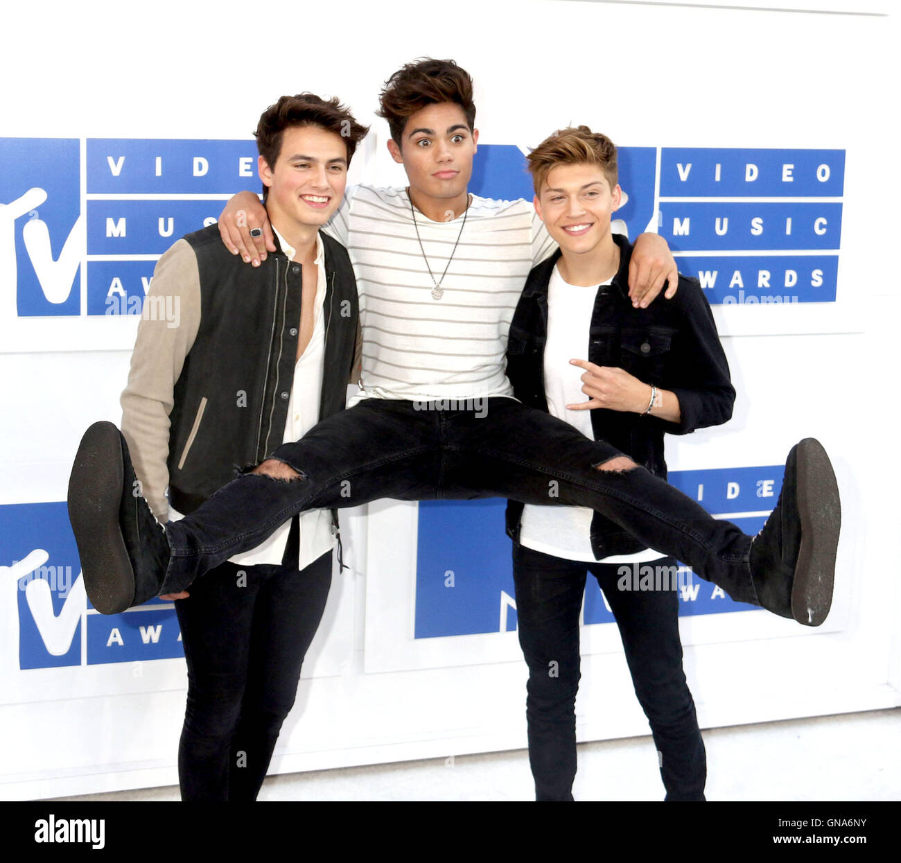 New York, New York, USA. 28. August 2016. LIAM ATTRIDGE, EMERY KELLY und RICKY GARCIA aus FOREVER IN YOUR MIND besuchen die Ankünfte am 2016 MTV Video Music Awards im Madison Square Garden statt. © Nancy Kaszerman/ZUMA Draht/Alamy Live-Nachrichten Stockfoto