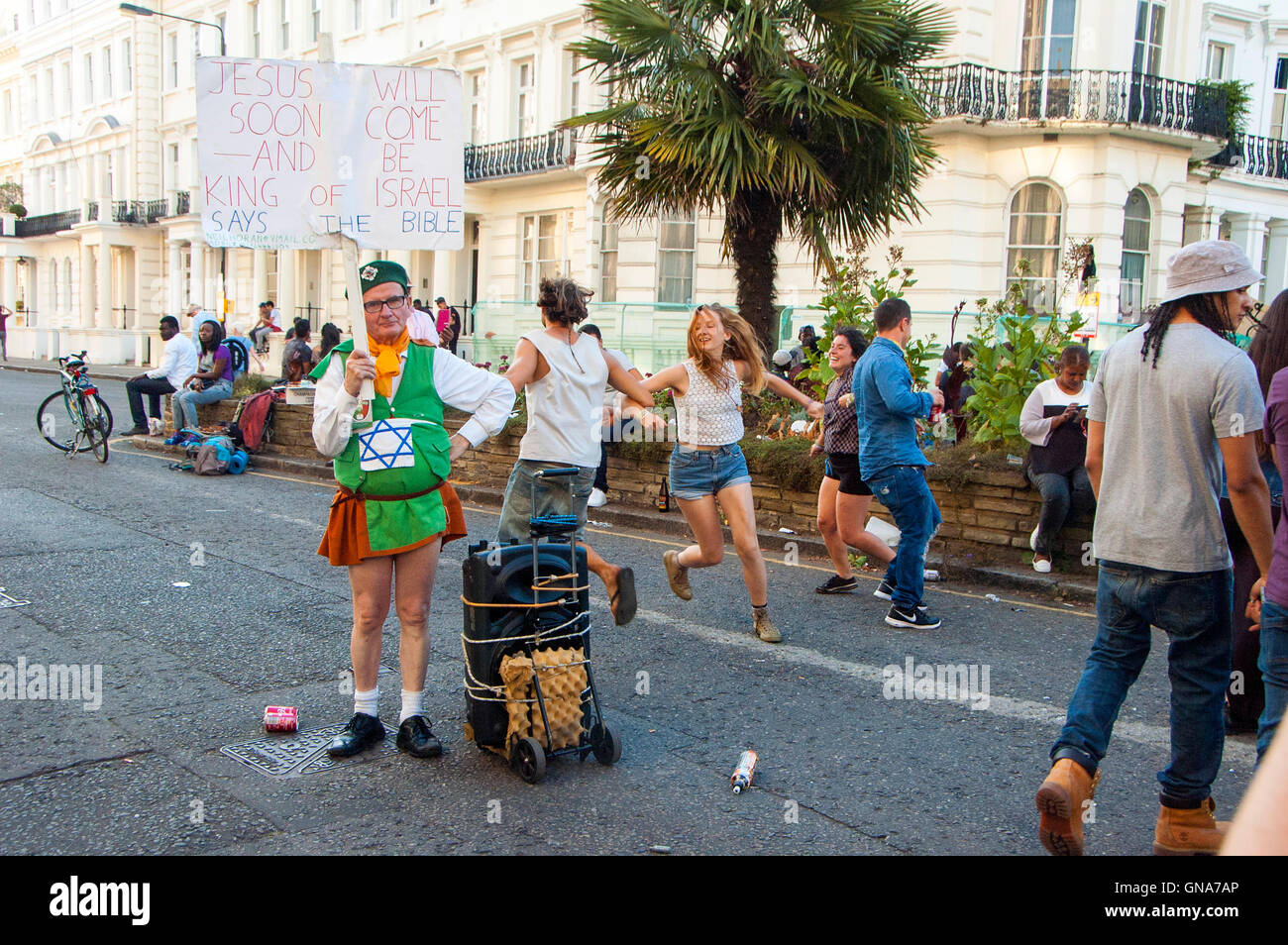 Notting Hill. London, UK. 29. August 2016. Menschen tun irischen Tanz, die Musik von Christian Demonstrant Neil Horan. Notting Hill Karneval 2016 Montag Parade Credit: JOHNNY ARMSTEAD/Alamy Live-Nachrichten Stockfoto