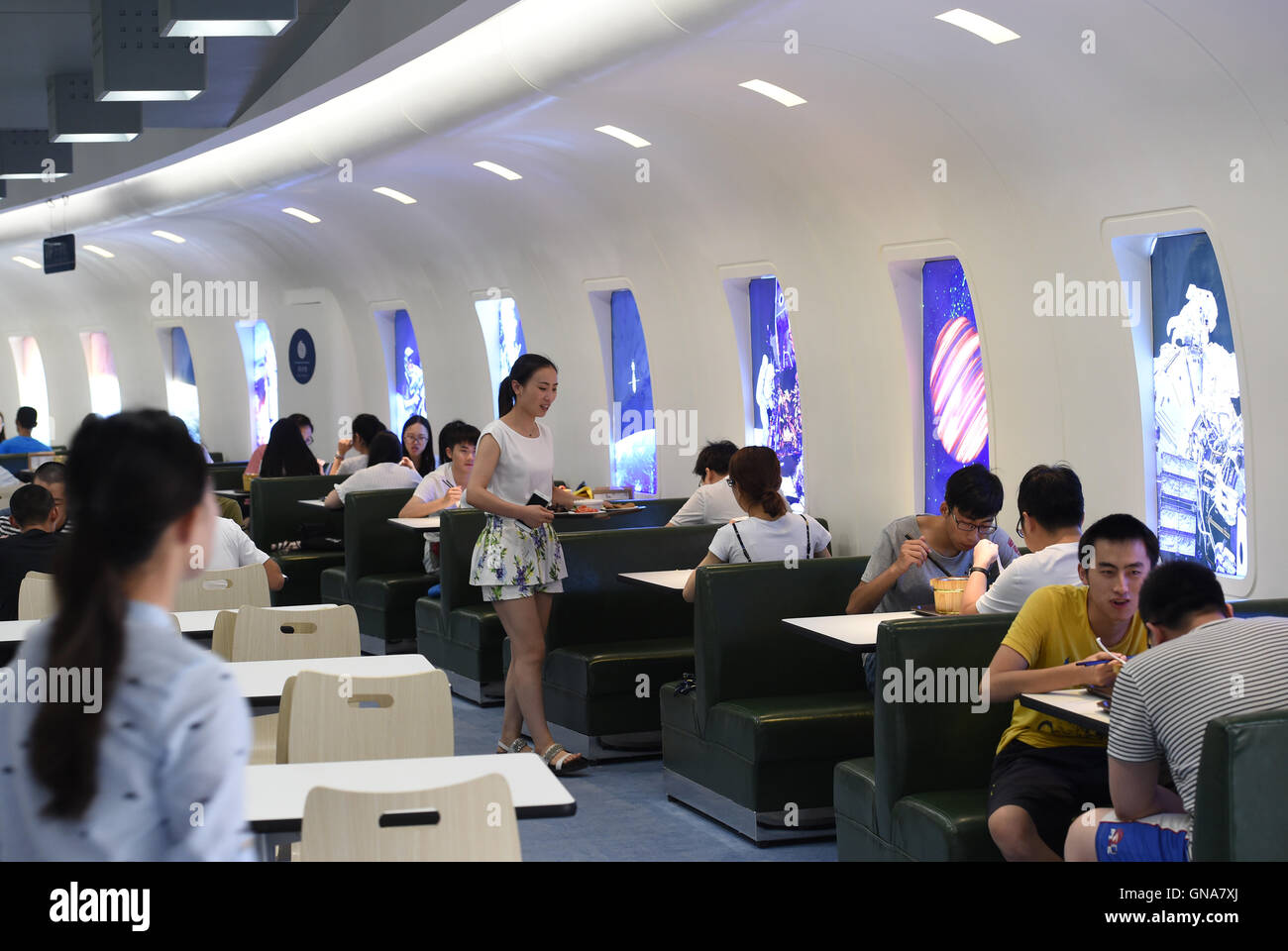 (160830)--NANJING, 30. August 2016 (Xinhua)--Studenten Essen im Speisesaal gleicht einer Flugzeugkabine in Nanjing Universität für Luft- und Raumfahrt in Nanjing, der Hauptstadt der ostchinesischen Provinz Jiangsu, 29. August 2016. Neu renovierte Thema Mensen der Nanjing Universität für Luft- und Raumfahrt in diesem Herbstsemester eröffnet. Diese Hallen Funktion verschiedene Ruhezonen wie Flugzeugmodell Essen zeigen Bereich, Tischplatte Spielbereich und etc.. Diese neuen Einrichtungen bieten gutes Essen wie immer und werden die neuesten Treffpunkt auf dem Campus. (Xinhua/Sonne kann) ( Stockfoto