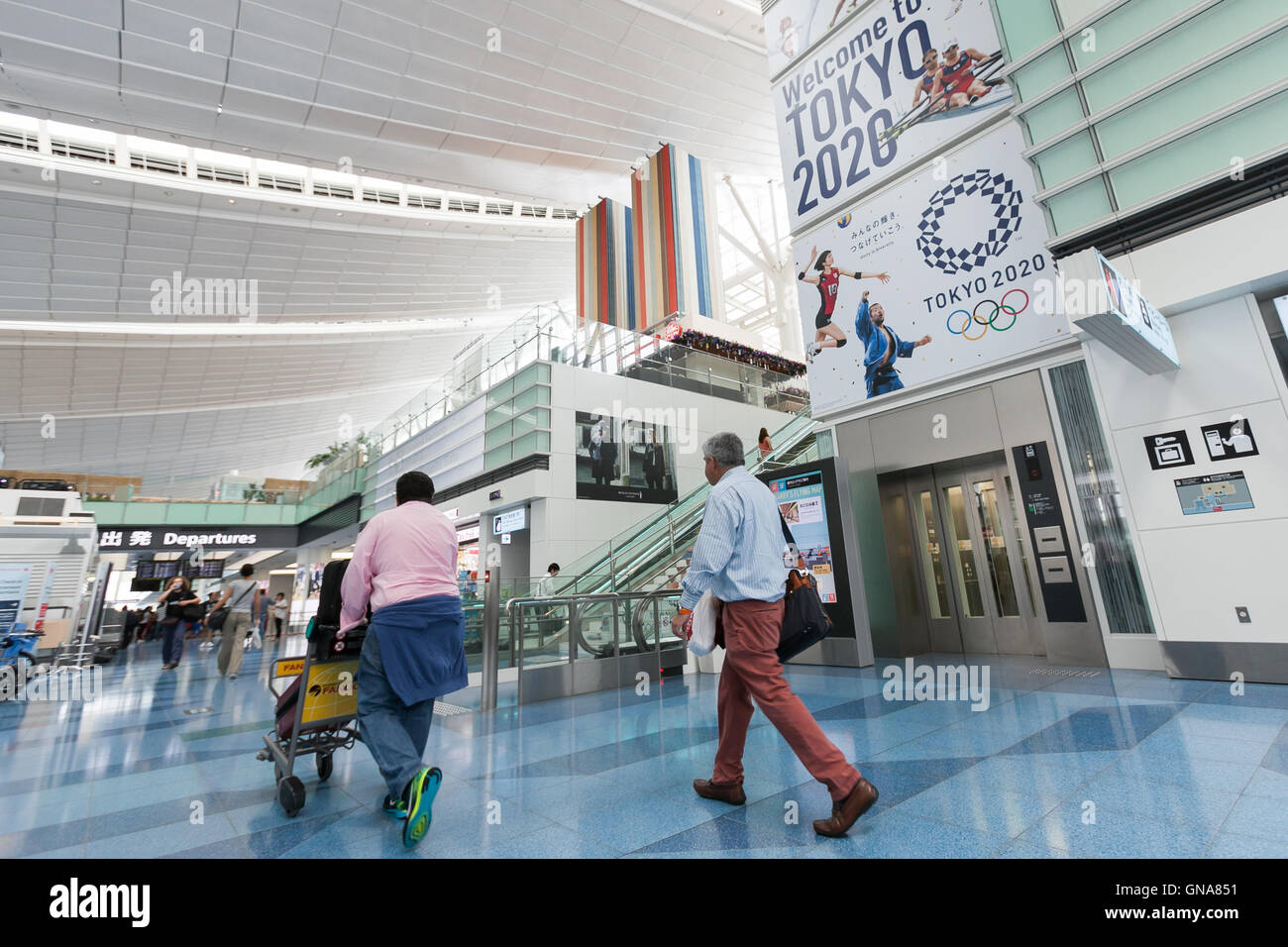 Reisenden vorbeigehen eine Werbung der Olympischen Spiele in Tokio auf dem Display am Tokyo International Airport am 30. August 2016, Tokio, Japan. Zwischen dem 24. August und Oktober 10 zeigt der Flughafen viele Willkommen auf Tokio 2020 Zeichen, die Olympischen Sommerspiele 2020 zu fördern. © Rodrigo Reyes Marin/AFLO/Alamy Live-Nachrichten Stockfoto