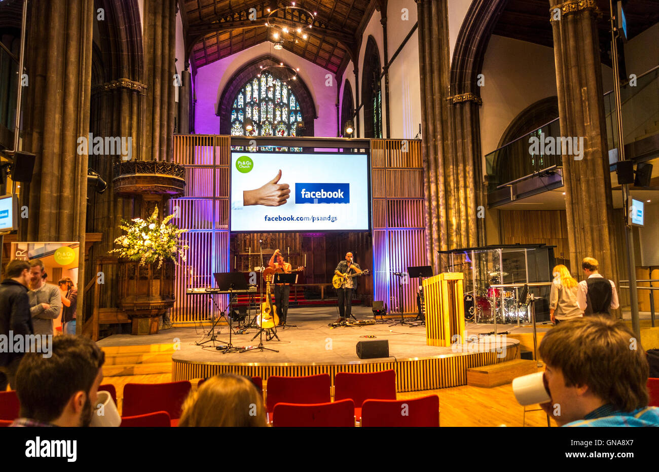 Facebook Like-Bildschirm in St. Pauls & Str. Georges Kirche in Edinburgh. Kirche mit social Media. Stockfoto