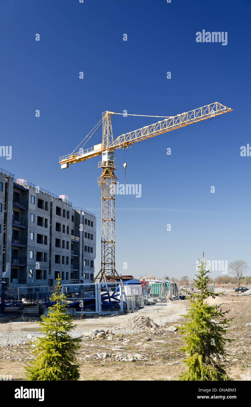 Turmdrehkran in der Nähe von Gebäude im Bau Stockfoto