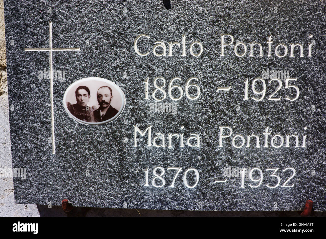 Gravemarker mit Fotos von verstorbenen Carloa und Maria Pontoni, Kirche, Cimalmotto, Valle di Campo, Valle Maggia, Ticino, richtet Stockfoto