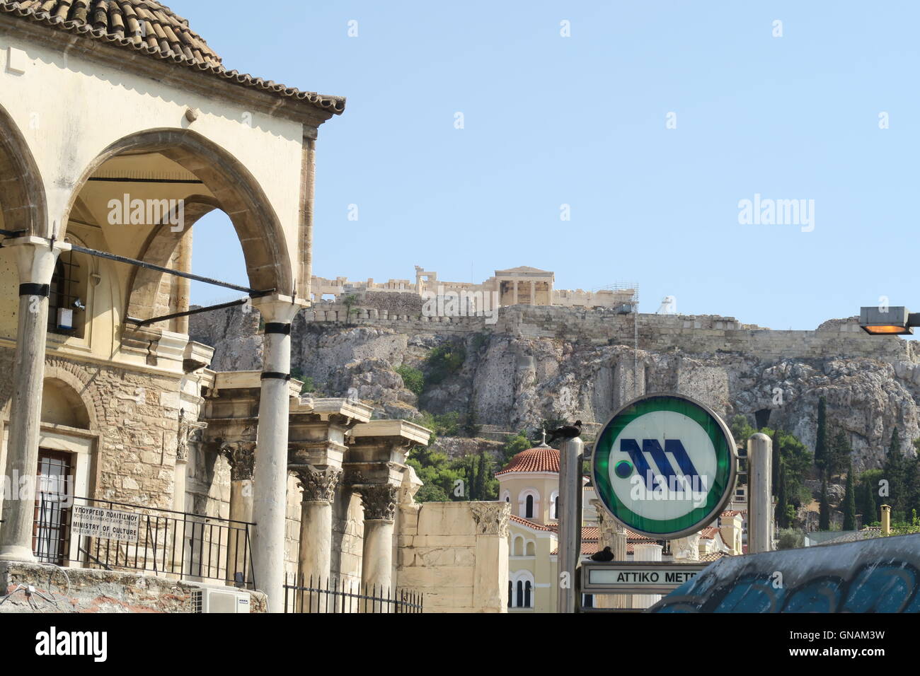 Athen, Griechenland - 6. August 2016: Athen Metro Schild am u-Bahnhof Monastiraki. Stockfoto