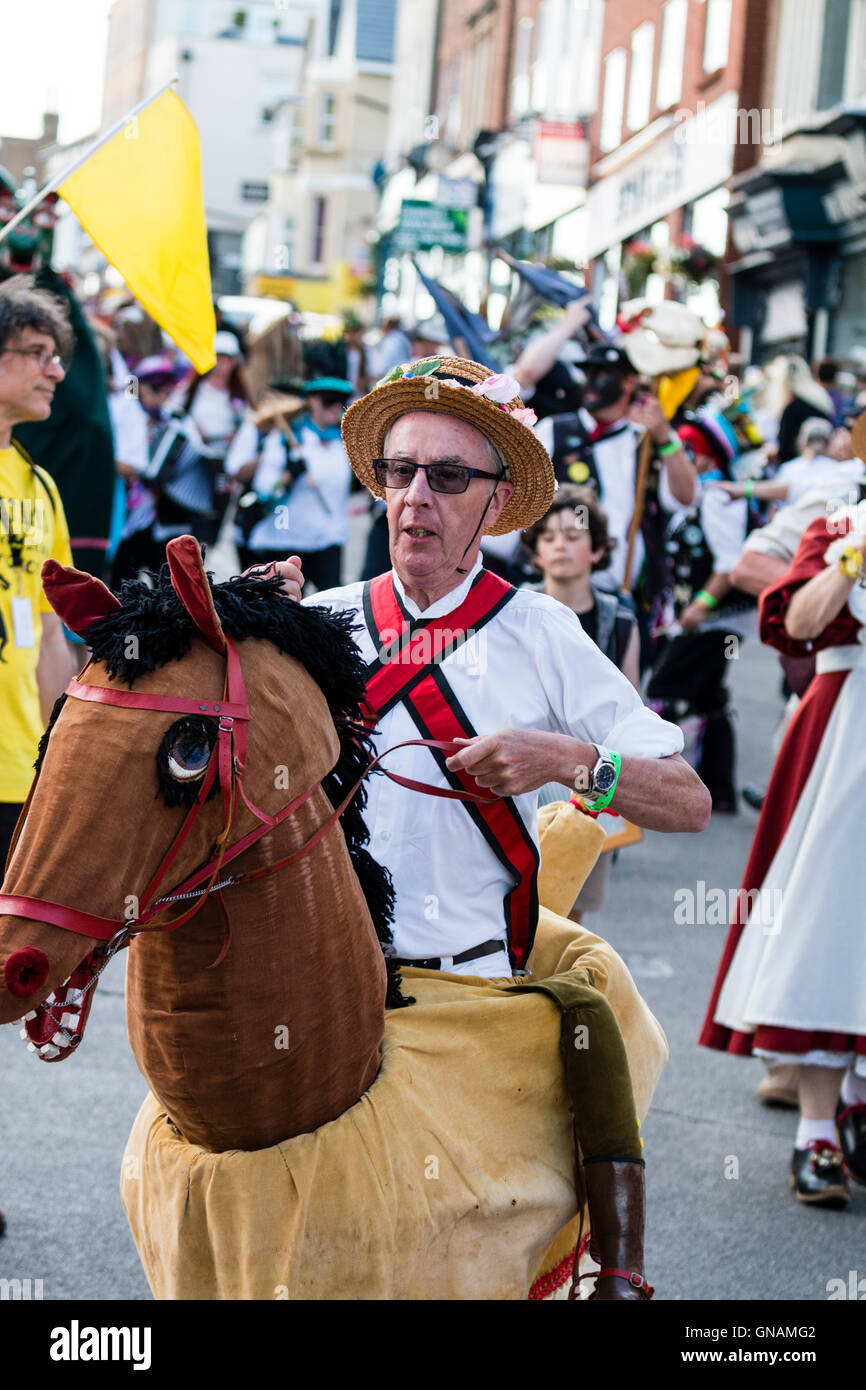 Broadstairs Folk Woche. Parade. Morris Mann, stick Pferd fast in Menge, vortäuschen, Pferd als verschraubt. Beispiel der traditionellen Morris Tier. Stockfoto