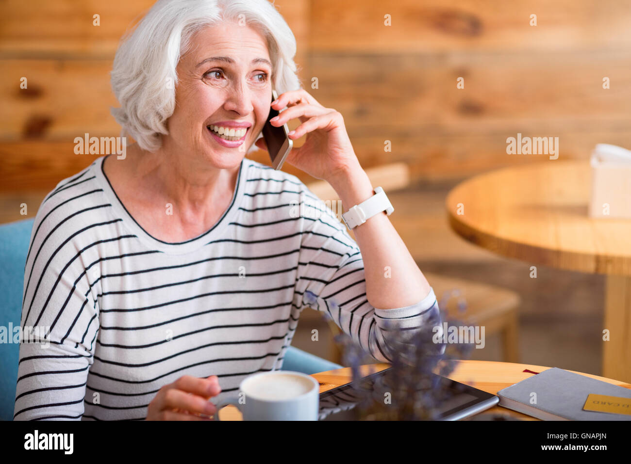 Überglücklich senior Frau am Handy Stockfoto