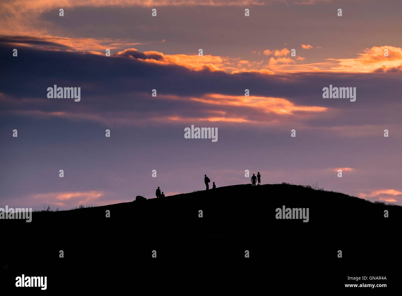 Eine intensive Sonnenuntergang über East Pentire in Newquay, Cornwall. Stockfoto