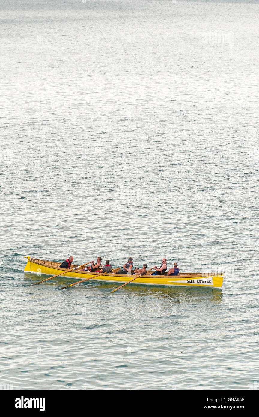 Dall Lewyer; eine traditionelle Cornish Pilot Gig im Wettbewerb in einem Rennen in Newquay, Cornwall. Stockfoto