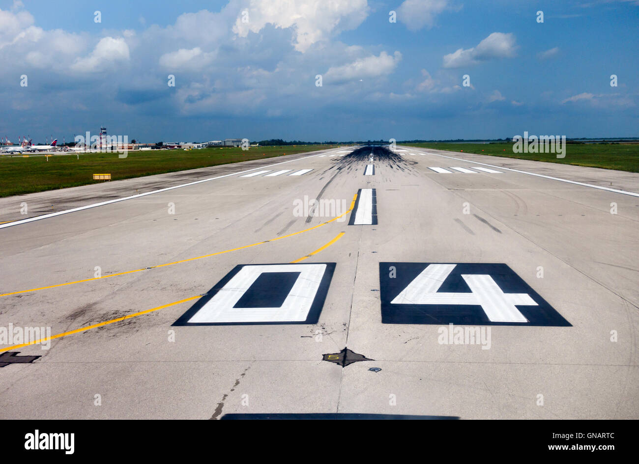 Blick entlang der Start- und Landebahn von einem Flugzeug aus über zu nehmen (Marco Polo Flughafen in Venedig, Italien) Stockfoto