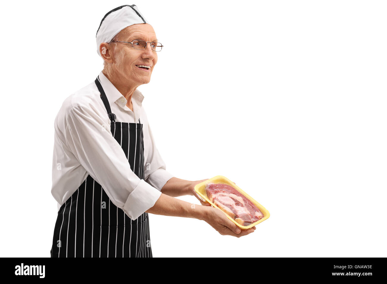 Ältere Metzger zeigt verpackten Fleisch isoliert auf weißem Hintergrund Stockfoto