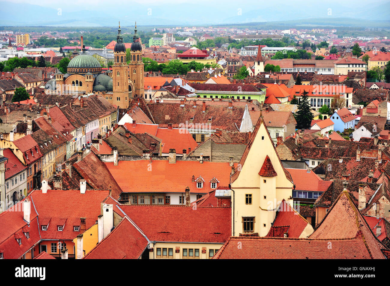 Draufsicht der Sibiu Stadtzentrum, Dächer und Kathedrale, Rumänien Stockfoto