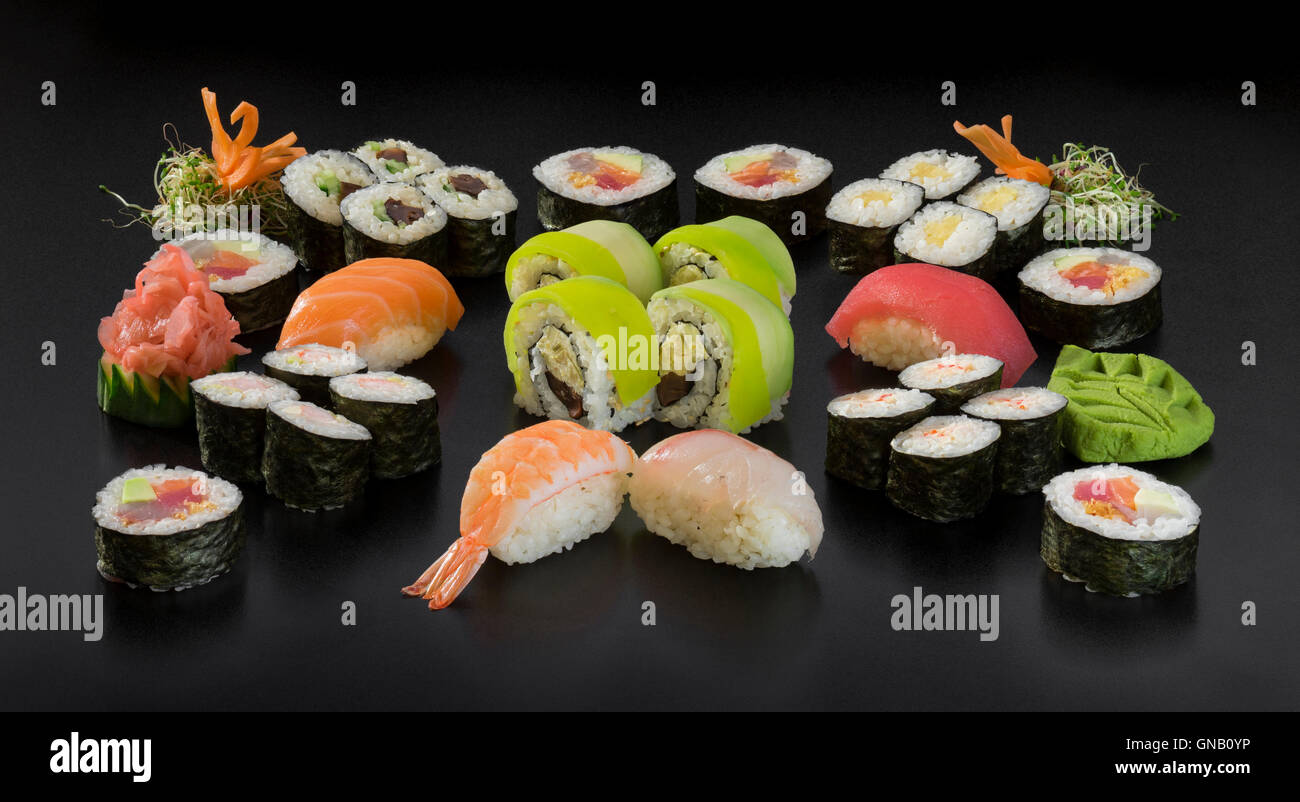 Satz der traditionellen japanischen Küche auf einem dunklen Hintergrund Stockfoto