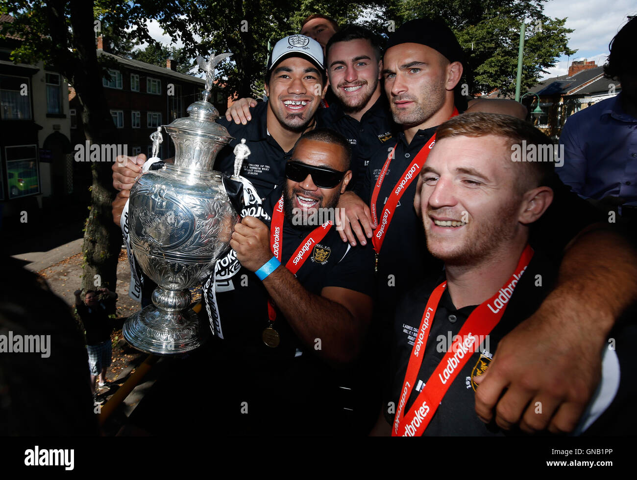 Hull FC (hintere Reihe von links nach rechts) Mahe Fonua, Curtis Naughton und Danny Houghton mit Frank Pritchard (vorne links) und Marc Sneyd während der offenen Bustour parade durch Hull City Centre. Stockfoto