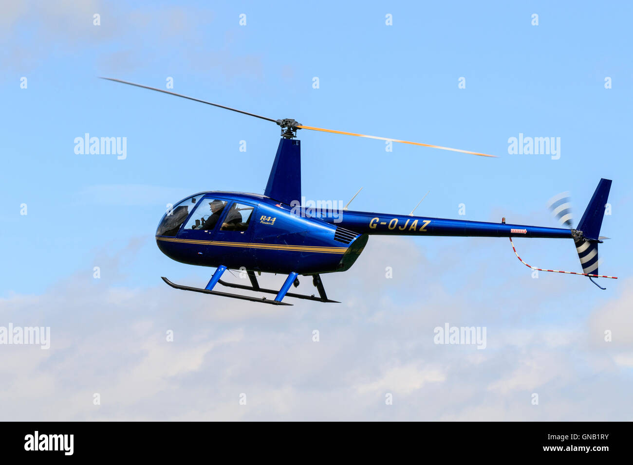 Robinson R44 Raven II G-OJAZ während des Fluges am Breighton Flugplatz Stockfoto