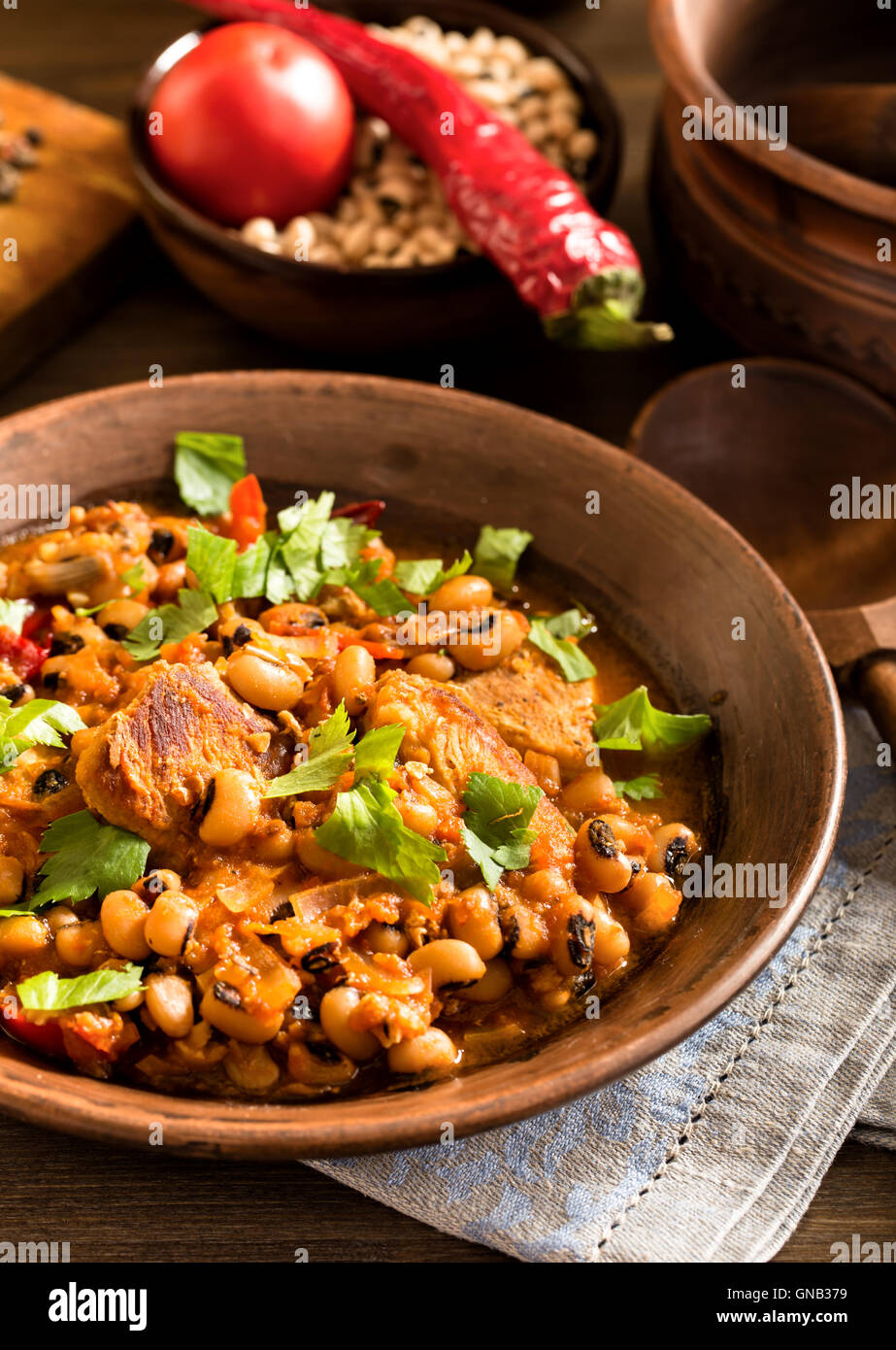 Gebackene Bohnen mit Schweinefleisch Stockfoto