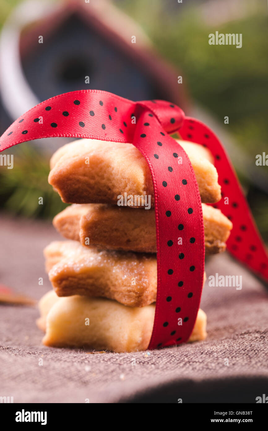 Hausgemachtes Weihnachtsgebäck mit rotem Band Stockfoto