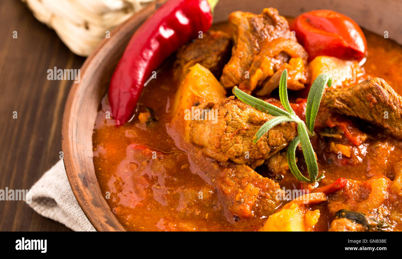 Ungarisches Gulasch in Platte Nahaufnahme Stockfoto