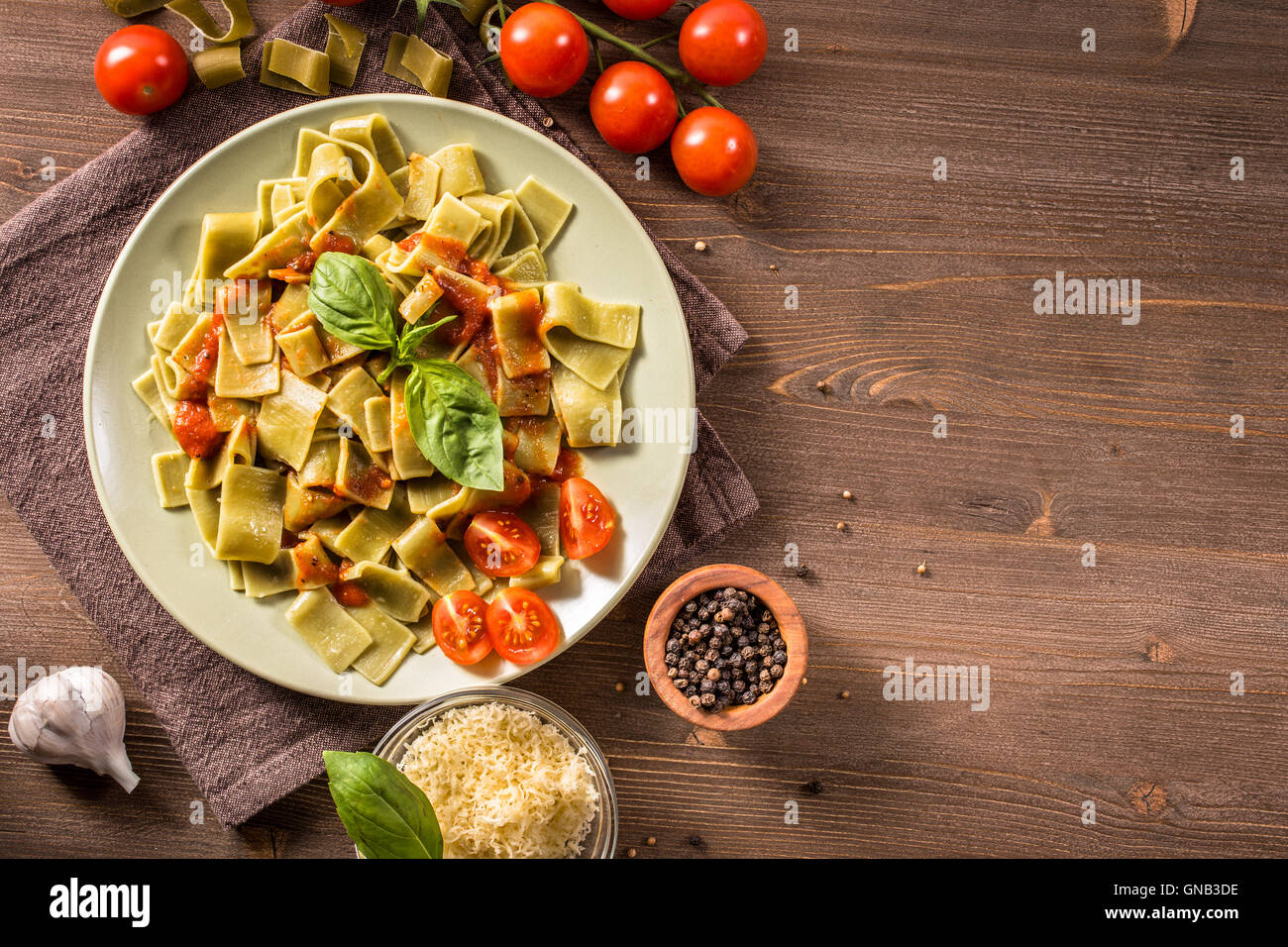 Italienische Pappardelle Nudeln mit Spinat auf Teller Stockfoto