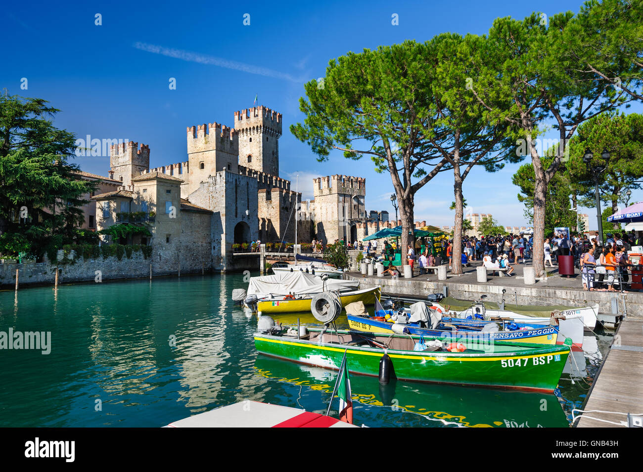 Mittelalterliche Burg Scaliger in Altstadt Sirmione auf See Lago di Garda, Norditalien Stockfoto