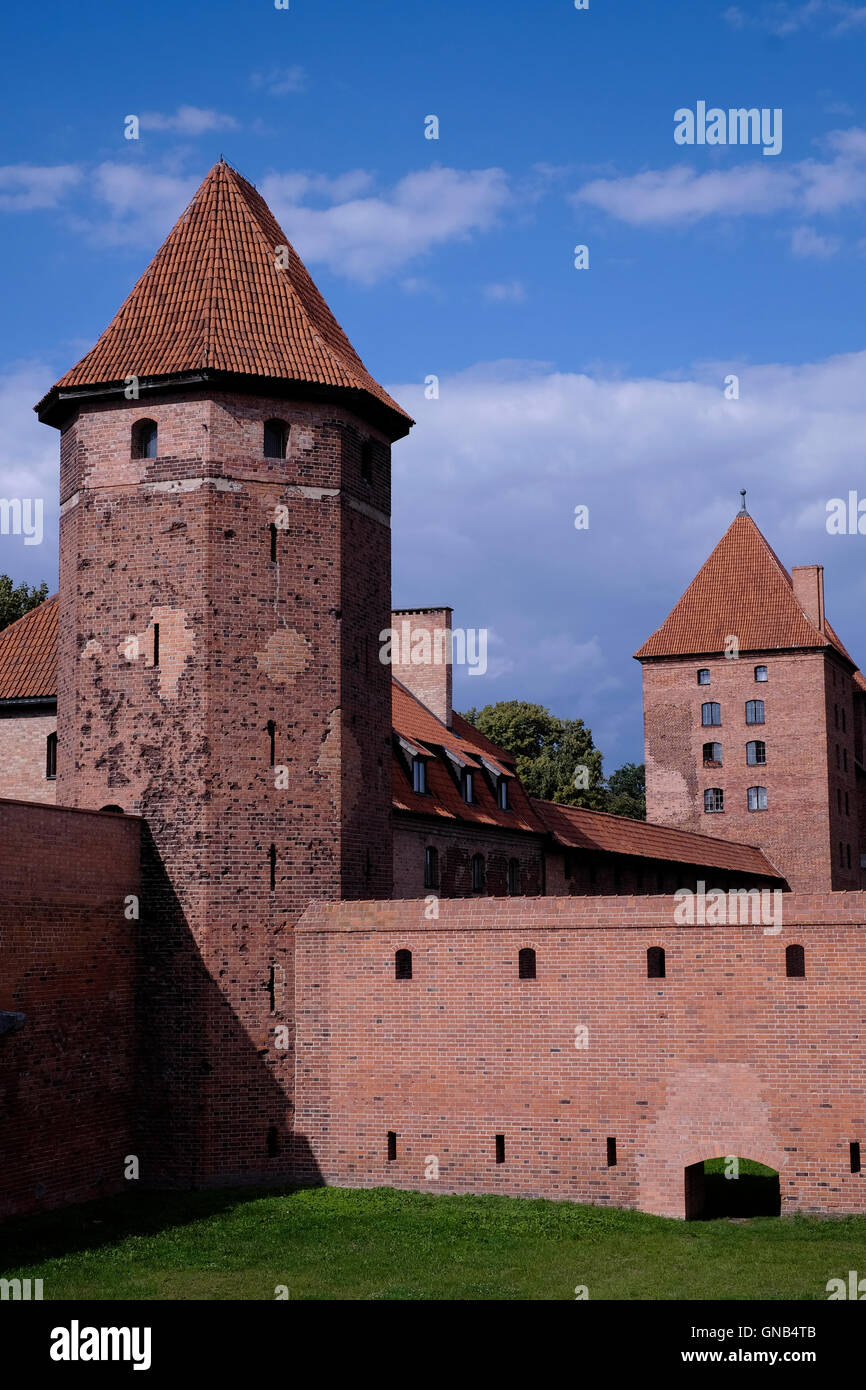 Blick auf die größte Burg der Welt nach Fläche die Burg des Deutschen Ordens, erbaut durch die Kreuzritter, ein deutscher Geistlicher Orden der Kreuzritter, in Form einer Ordensburg-Festung befindet sich in der Stadt Malbork im Großraum Zulawy in Nordpolen Westpommern Stockfoto