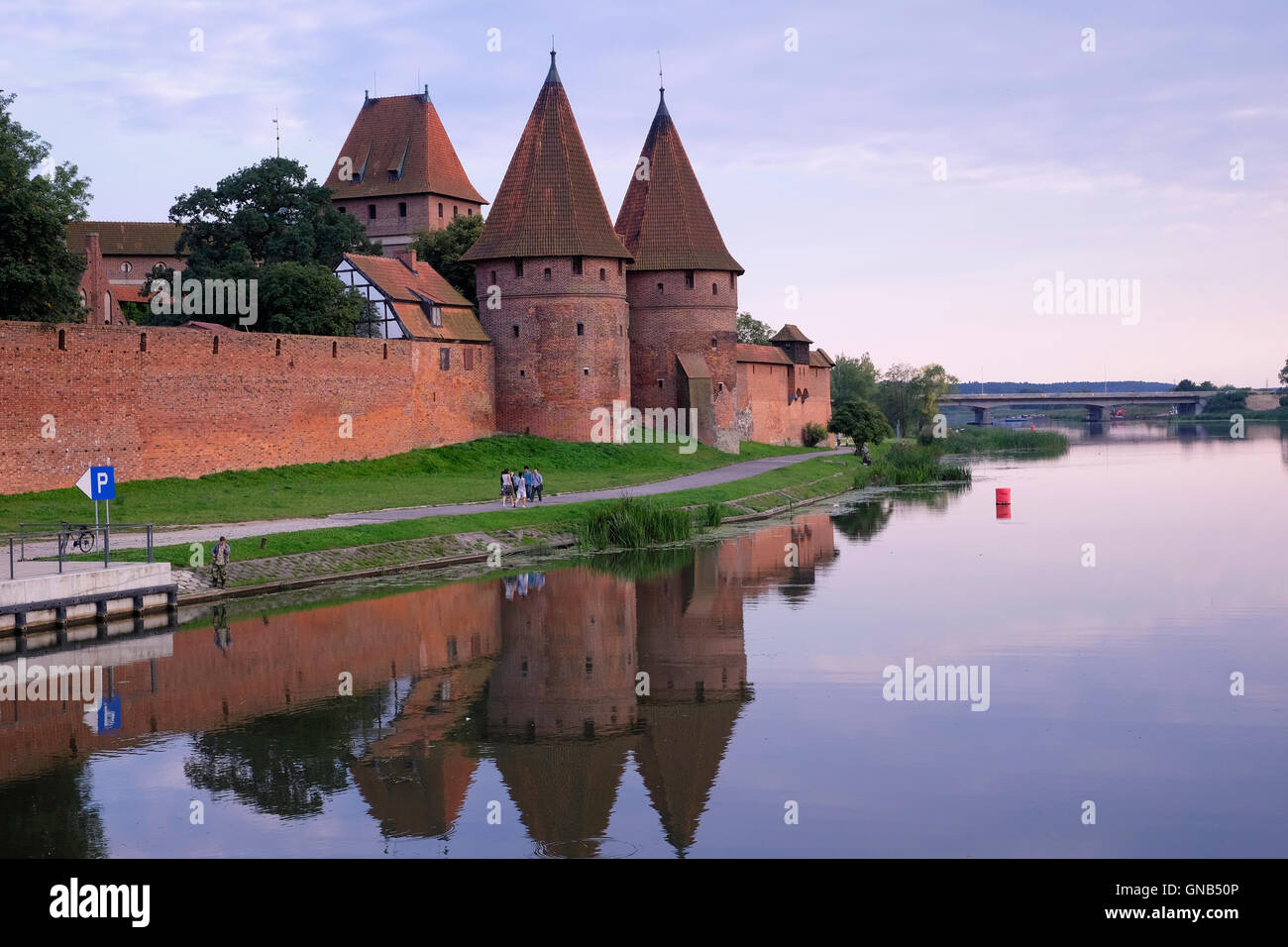 Blick auf die größte Burg der Welt nach Fläche die Burg des Deutschen Ordens, erbaut durch die Kreuzritter, ein deutscher Geistlicher Orden der Kreuzritter, in Form einer Ordensburg-Festung befindet sich in der Stadt Malbork im Großraum Zulawy in Nordpolen Westpommern Stockfoto