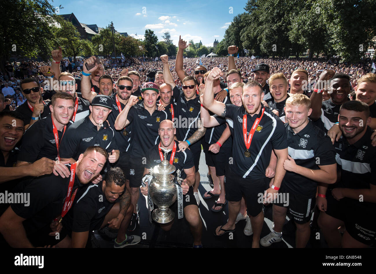 Hull FC Kapitän Gareth Ellis hält den Challenge-Cup-Trophäe mit Teamkollegen während einer Veranstaltung in Queens Gardens nach einem offenen Bus Tour Umzug durch Hull City Centre. Stockfoto