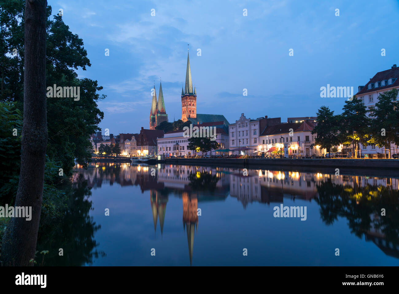 Altstadt und Fluss Trave in der Abenddämmerung, Lübeck, Schleswig-Holstein, Deutschland Stockfoto