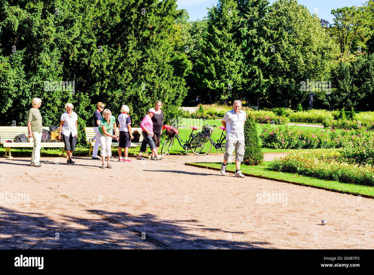 Lund, Schweden - 24. August 2016: Gruppe von älteren Personen eine Partie Boule im öffentlichen Stadtpark, Stadtparks. Stockfoto