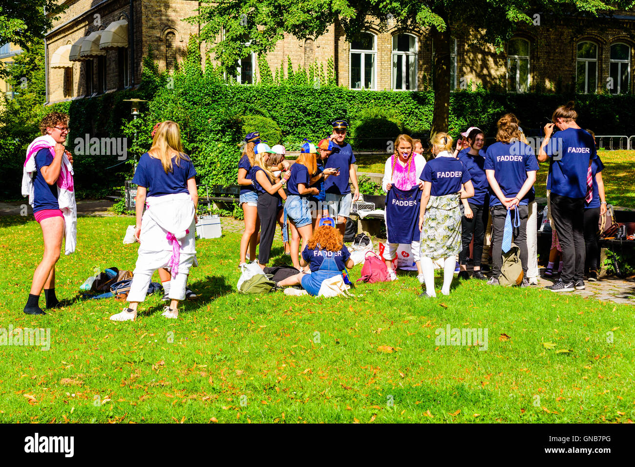 Lund, Schweden - 24. August 2016: Sponsoren (Fadder) für die Ausrichtung der Student an der Universität Lund sammeln im öffentlichen Park, pre Stockfoto
