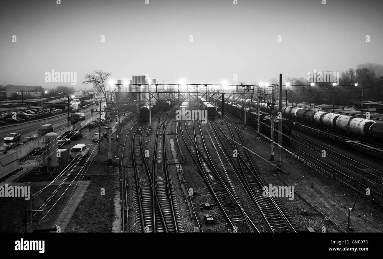 Bahnhof mit Güterzüge in der Nacht, schwarz / weiß Foto sortieren Stockfoto